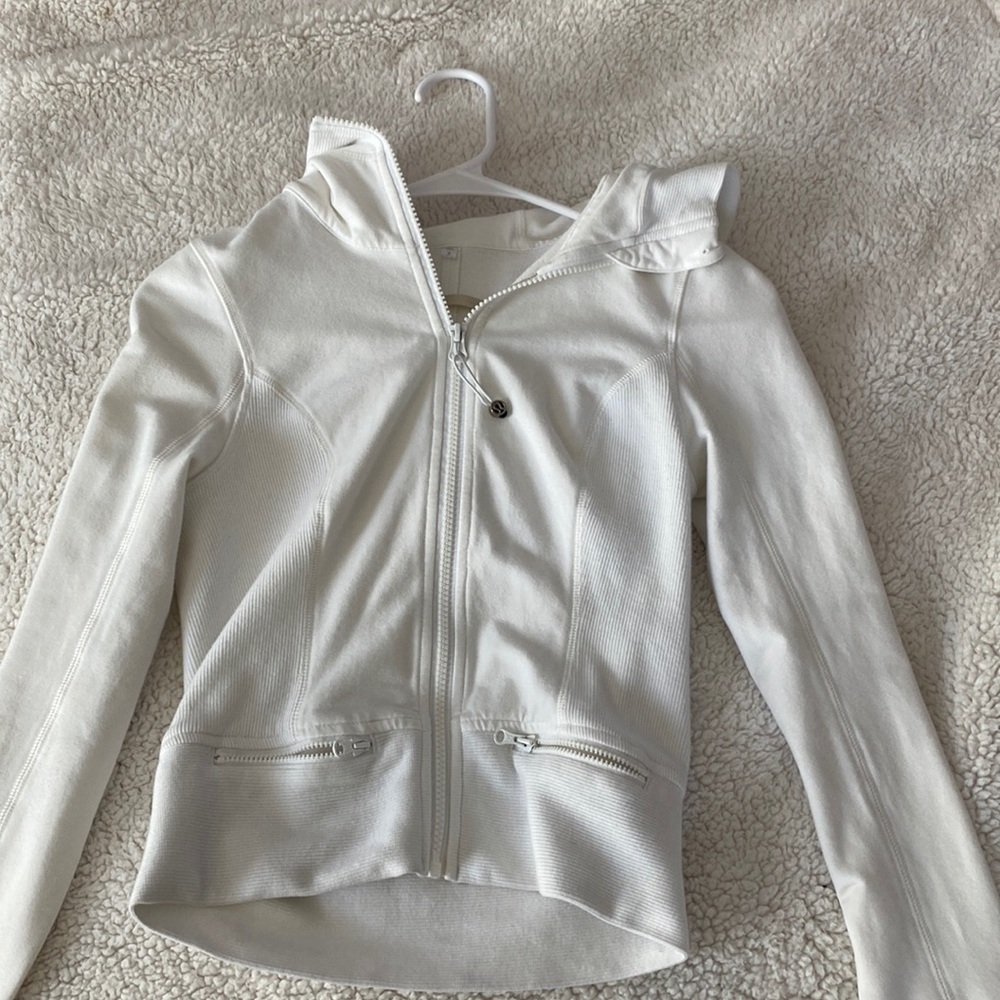 white lululemon lemon jacket size 2! pretty old style but still good quality!